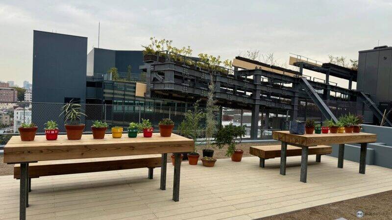 高輪ゲートウェイシティ文化拠点「MoN Takanawa」レポ【3/28開業】 隈研吾建築の外装デザインや鉄道ビューの絶景、限定グルメまで紹介