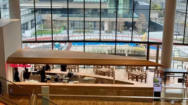 「高輪ゲートウェイシティ文化拠点「MoN Takanawa」レポ【3/28開業】 隈研吾建築の外装デザインや鉄道ビューの絶景、限定グルメまで紹介」の画像