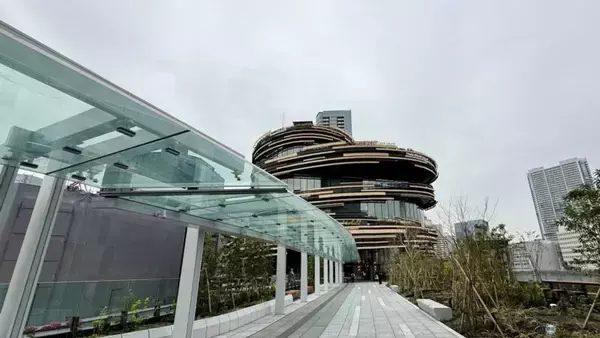 「高輪ゲートウェイシティ文化拠点「MoN Takanawa」レポ【3/28開業】 隈研吾建築の外装デザインや鉄道ビューの絶景、限定グルメまで紹介」の画像