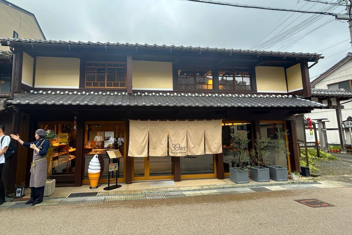 福井なのにゴリゴリ関西弁？ 800年生きる人魚伝説、レトロ建築の町並み「小浜西組」、町屋カフェで非日常を！週末観光に最適な小浜の歩き方