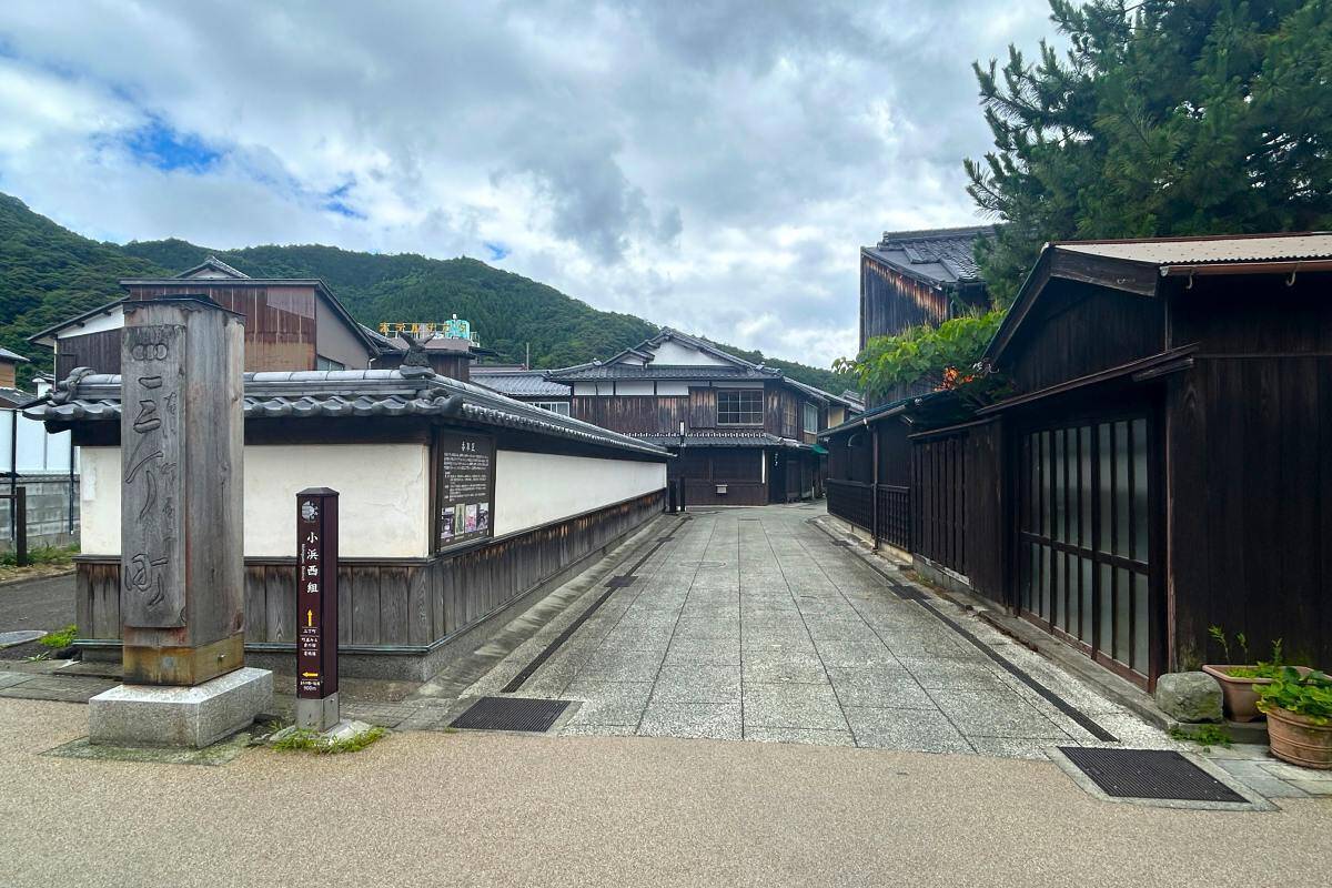 福井なのにゴリゴリ関西弁？ 800年生きる人魚伝説、レトロ建築の町並み「小浜西組」、町屋カフェで非日常を！週末観光に最適な小浜の歩き方