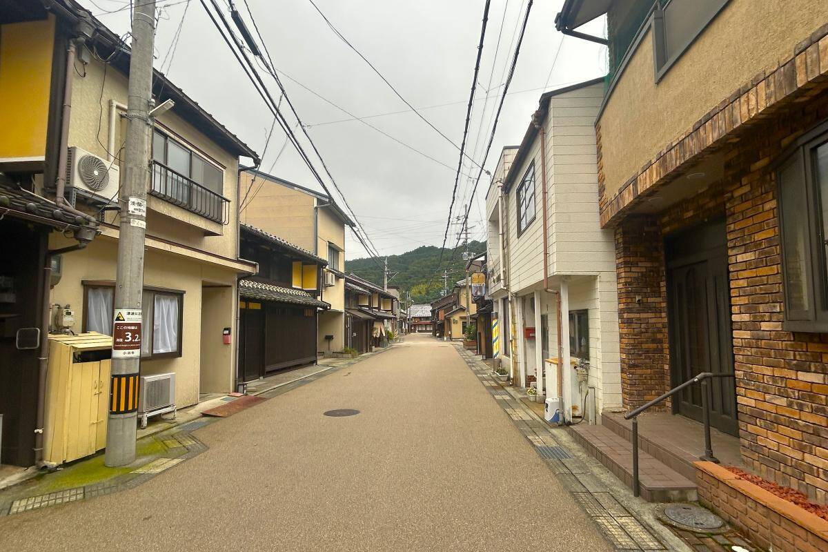 福井なのにゴリゴリ関西弁？ 800年生きる人魚伝説、レトロ建築の町並み「小浜西組」、町屋カフェで非日常を！週末観光に最適な小浜の歩き方