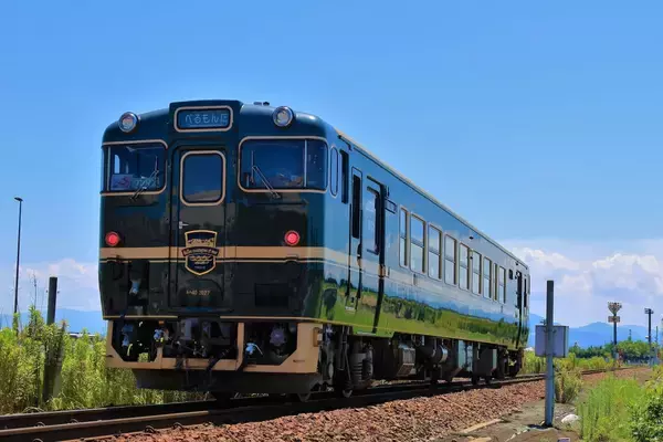 「キハ40系50周年記念【JR西日本】全12種の観光列車･地域色ピンバッジを駅ナカ限定販売！カプセルトイや受注限定の額装コレクションも」の画像
