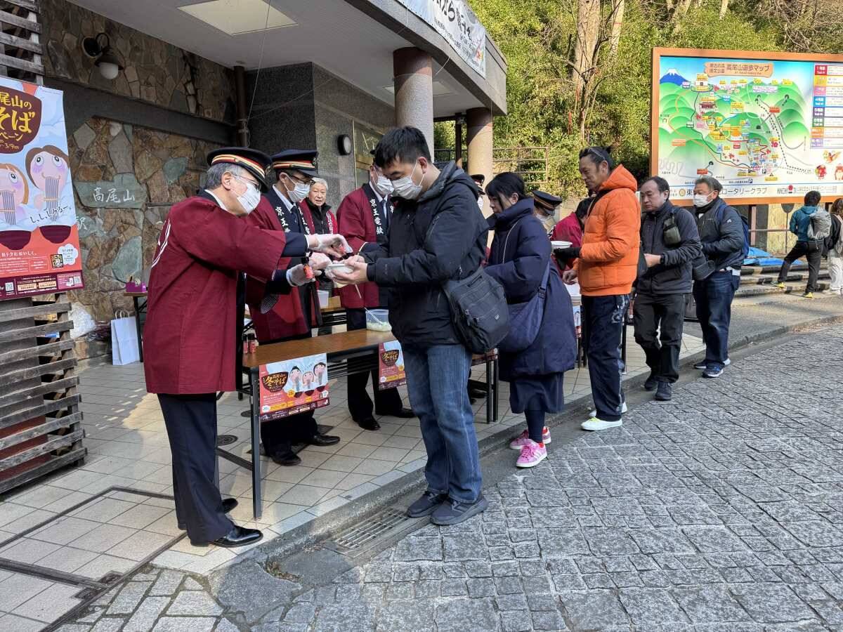 新宿から「冬そば号」で高尾山へ！駅長が配る“ふるまいそば”や限定ピンバッジを見逃すな