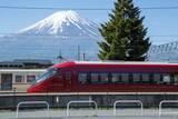 「富士急行線ダイヤ改正、新宿からの乗り継ぎ最大21分短縮！富士山ビュー特急･フジサン特急のAMシフトで河口湖での滞在時間が大幅拡大へ」の画像1