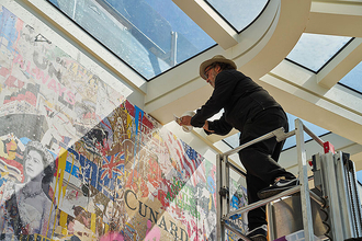 英国ラグジュアリークルーズライン CUNARD キュナード にポップアート奇才 Mr. Brainwash の壁画が出現、クイーン エリザベス 客船内で新たな洋上アート体験を＿2024年には4隻同時就航が実現