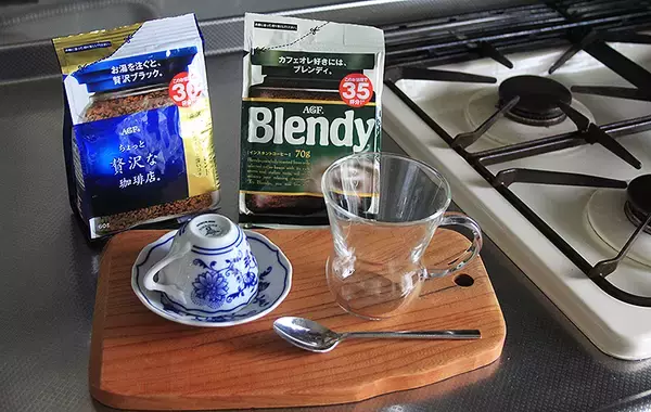「インスタントコーヒー Blendy ブレンディは冷たい牛乳にサッと溶けてかんたん濃厚カフェオレに！ ブラック派は「ちょっと贅沢な珈琲店」を、製法の違いで選ぶ楽しみ by 味の素AGF」の画像