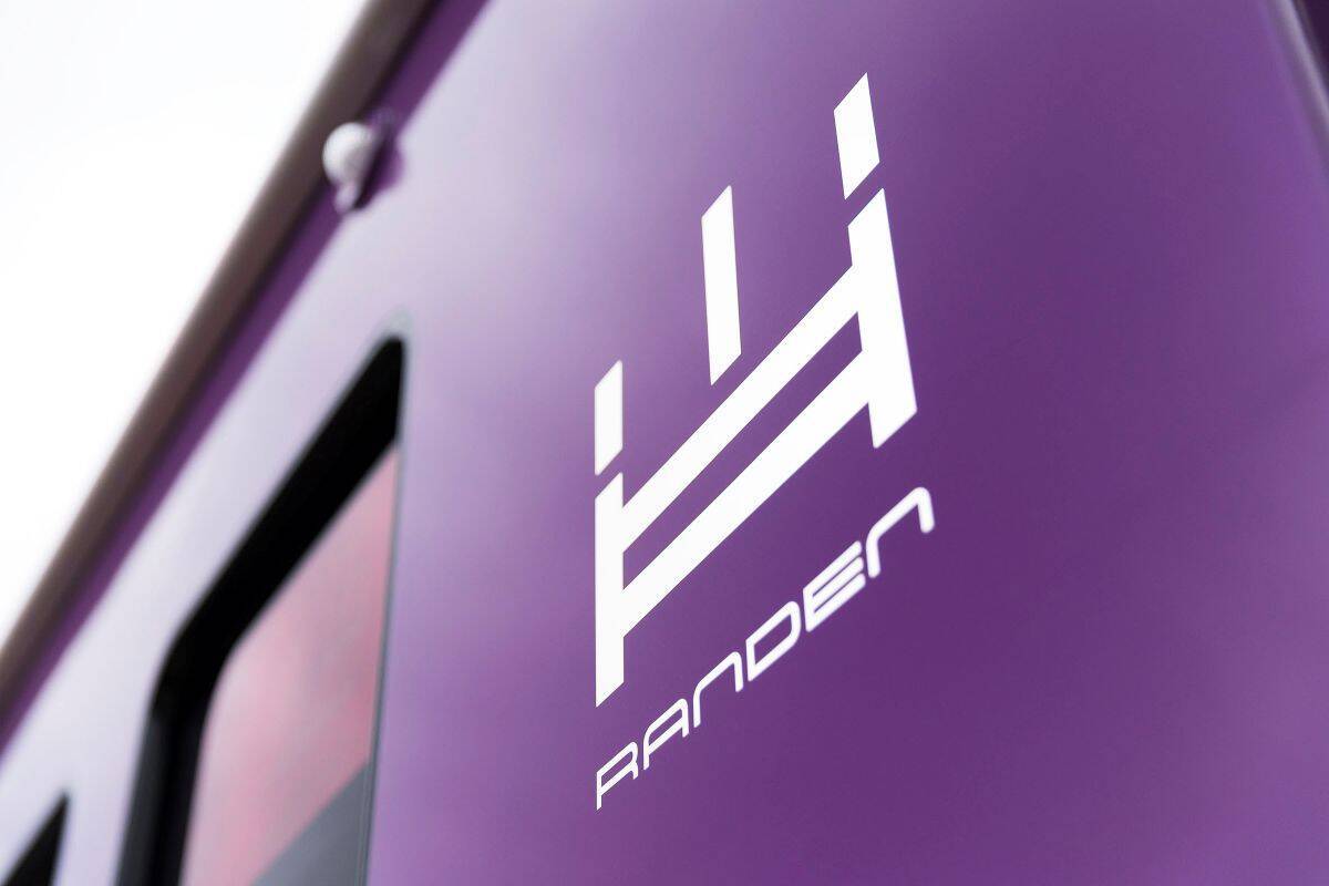 史上初の快挙！京都の路面電車･嵐電の新型車両「KYOTRAM」がブルーリボン賞を受賞！ 伝統の京紫色とレトロモダンを融合したデザインの秘密