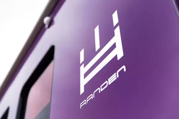 「史上初の快挙！京都の路面電車･嵐電の新型車両「KYOTRAM」がブルーリボン賞を受賞！ 伝統の京紫色とレトロモダンを融合したデザインの秘密」の画像