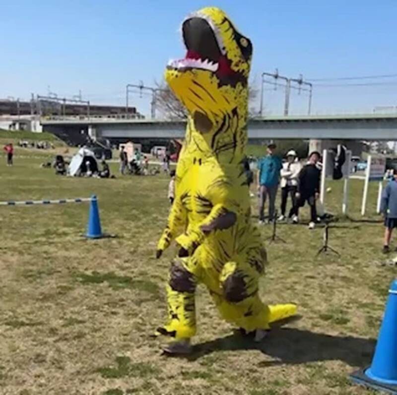 週末おでかけは松戸へ！「江戸川松戸フラワーライン春の花まつり」で絶景ポピーとふれあい動物園、白熱の恐竜レースも楽しもう（5/30開催）