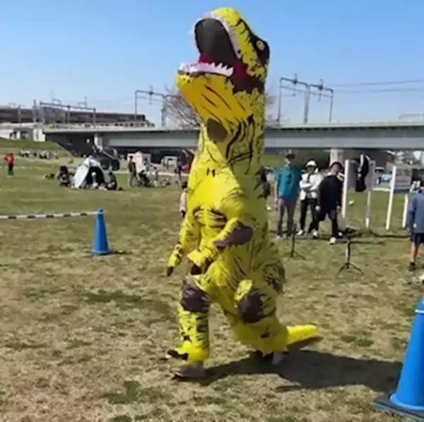 「週末おでかけは松戸へ！「江戸川松戸フラワーライン春の花まつり」で絶景ポピーとふれあい動物園、白熱の恐竜レースも楽しもう（5/30開催）」の画像