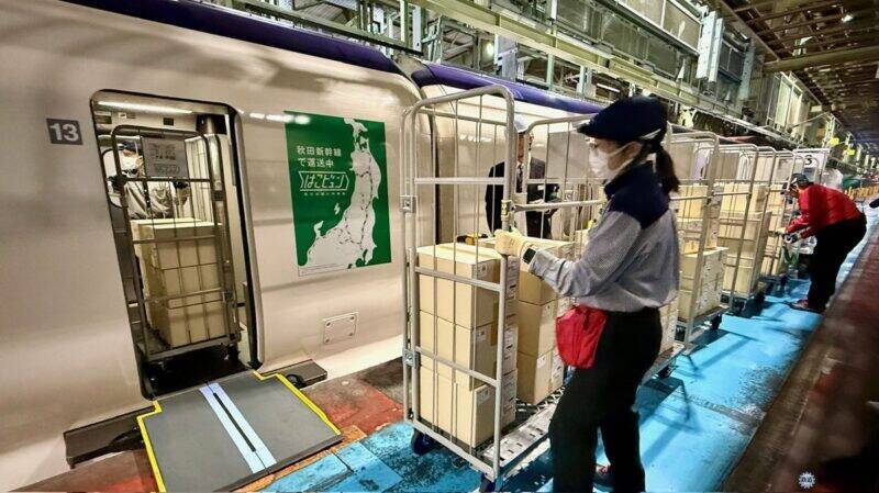 JR東日本「荷物専用新幹線」運行開始！ E3系が拓く物流の未来 自動搬送AGVが支える「はこビュン」最前線をレポート（東京都北区）