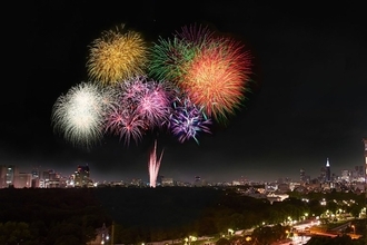 都心の夜空を彩る「神宮花火」が見える “ニューオータニ”＆ “プリンスホテル”の特別宿泊プラン！人混みを避け客室から楽しむ贅沢ステイ