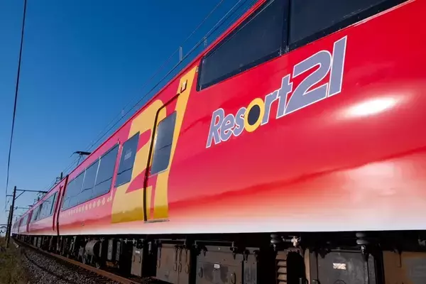 「【伊豆急行】真っ赤な「キンメ電車」が帰ってきた！ 3号車はグルメ情報満載、内外装リニューアルで新しい姿をお披露目」の画像