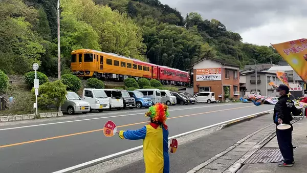 観光列車のお手振り参加！JR四国千丈駅のガソリンスタンドの方々と「伊予灘ものがたり」をお出迎え！