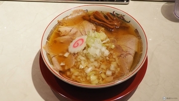 【西新宿】豚清湯スープ×手揉み熟成麺の『元祖焼豚センター中華そば三井』が『流川』の隣で9月18日オープン　千円で腹一杯になれるコスパ、「ライス」は頼むべき？