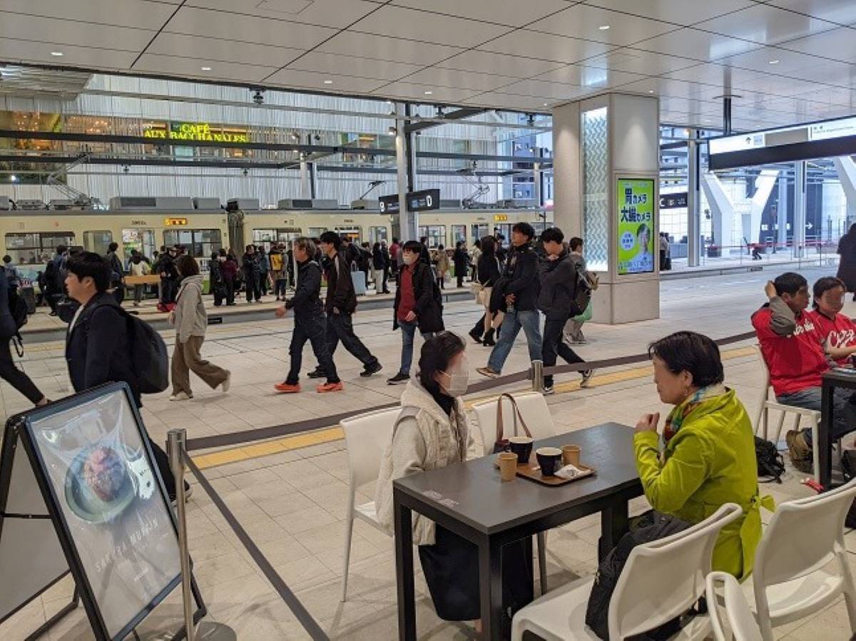 駅ビル２階から路面電車が発車　JRと広電の交通結節機能を強化！ 生まれ変わった広島駅を見る（広島県広島市）【コラム】
