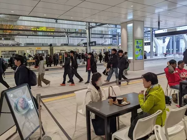 「駅ビル２階から路面電車が発車　JRと広電の交通結節機能を強化！ 生まれ変わった広島駅を見る（広島県広島市）【コラム】」の画像