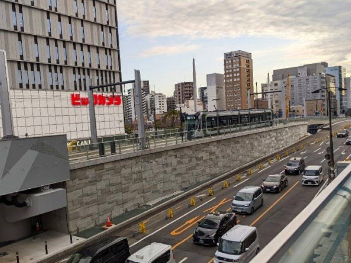 駅ビル２階から路面電車が発車　JRと広電の交通結節機能を強化！ 生まれ変わった広島駅を見る（広島県広島市）【コラム】