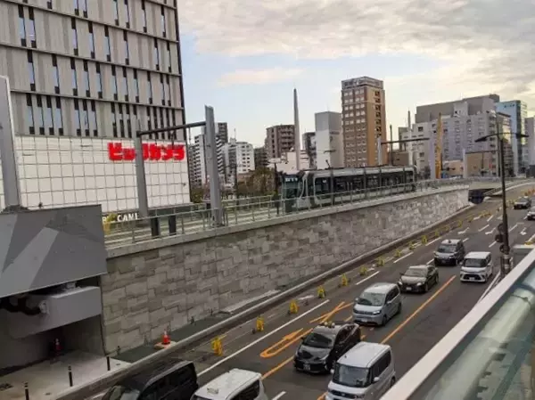 「駅ビル２階から路面電車が発車　JRと広電の交通結節機能を強化！ 生まれ変わった広島駅を見る（広島県広島市）【コラム】」の画像