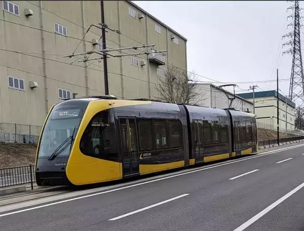 「駅ビル２階から路面電車が発車　JRと広電の交通結節機能を強化！ 生まれ変わった広島駅を見る（広島県広島市）【コラム】」の画像