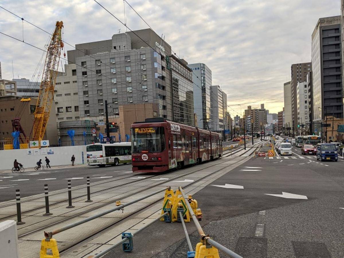 駅ビル２階から路面電車が発車　JRと広電の交通結節機能を強化！ 生まれ変わった広島駅を見る（広島県広島市）【コラム】