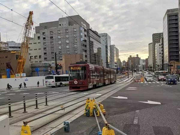 「駅ビル２階から路面電車が発車　JRと広電の交通結節機能を強化！ 生まれ変わった広島駅を見る（広島県広島市）【コラム】」の画像