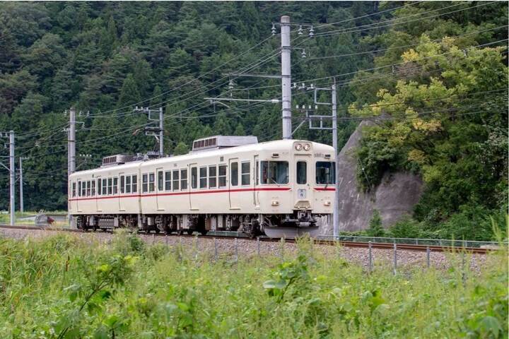 日本初！引退した電車がサウナに！富士急行下吉田駅に「サ電（SADEN）」2026年12月開業　行き交う電車の音や振動を感じながら「ととのう」新感覚
