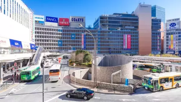 「小田急電鉄【駅別乗降人員ランキング】新宿･登戸･下北沢･代々木上原などの最新動向、駅周辺での再開発の影響も（2024年度）」の画像