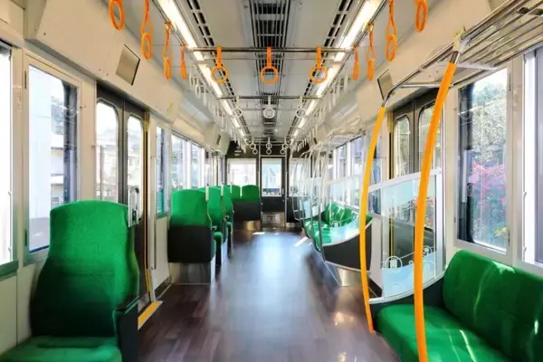 「江ノ電20年ぶりの新型「700形」デビュー【2026年4月】湘南の海を望む“海側クロスシート”＆大パノラマの前面展望」の画像