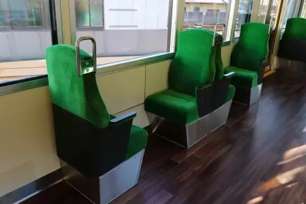 「江ノ電20年ぶりの新型「700形」デビュー【2026年4月】湘南の海を望む“海側クロスシート”＆大パノラマの前面展望」の画像