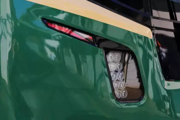 「江ノ電20年ぶりの新型「700形」デビュー【2026年4月】湘南の海を望む“海側クロスシート”＆大パノラマの前面展望」の画像