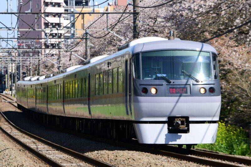 西武ニューレッドアローが “新･観光特急”へ！ガンダムの大河原邦男氏が初の鉄道デザイン監修、2028年度10000系が半個室＆バー付きで再発進