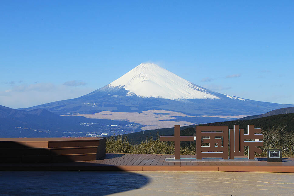 いま富士山の最新絶景は熱海駅から路線バスとケーブルカーで行ける！ 天空の絶景カフェへ、富士急 十国峠ケーブルカーでピングーとアプローチ