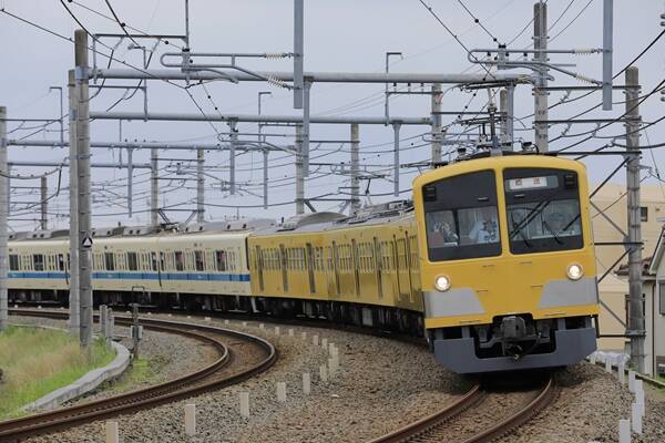 「サステナ車両」第1弾がとうとう西武へやってきた　小田急8000形を西武新101系263Fが牽引する場面も