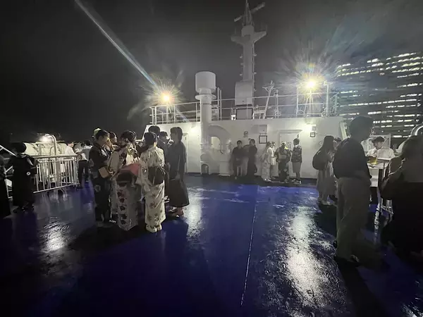 「夏の夜は「さるびあ丸」で飲もう！船上ビアガーデンで東京湾の夜景を眺めながら軽く一杯……工場直送生ビールや島グルメが美味い」の画像