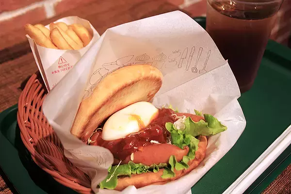 「モスバーガー秋限定最新作「月見フォカッチャ」9/14 新発売！ あの超名作とコラボした新CMも大注目！ 同時にバーベキューフォカッチャも刷新「みんなでパリッといこう」」の画像
