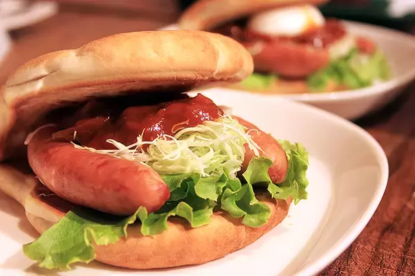 「モスバーガー秋限定最新作「月見フォカッチャ」9/14 新発売！ あの超名作とコラボした新CMも大注目！ 同時にバーベキューフォカッチャも刷新「みんなでパリッといこう」」の画像