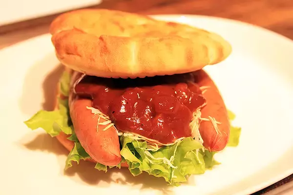 「モスバーガー秋限定最新作「月見フォカッチャ」9/14 新発売！ あの超名作とコラボした新CMも大注目！ 同時にバーベキューフォカッチャも刷新「みんなでパリッといこう」」の画像