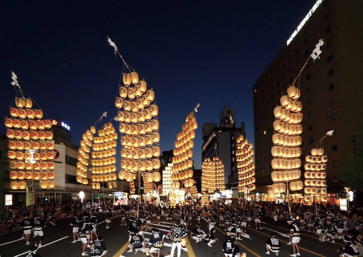 2026年秋田竿燈まつりは8/3開幕、伝統の灯りとデジタルアートが融合！ 初のドローンショー＆昼夜スケジュール徹底解説(有料席残席わずか)