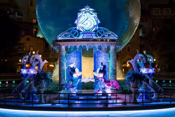 祝25周年！東京ディズニーシーを水路で巡る8つのテーマポートと限定デコレーションを解説