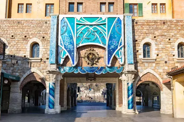 「祝25周年！東京ディズニーシーを水路で巡る8つのテーマポートと “ジュビリーブルー” の限定デコレーションを解説」の画像