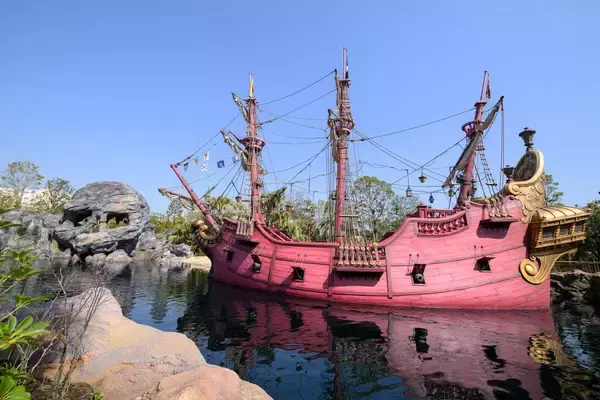 「祝25周年！東京ディズニーシーを水路で巡る8つのテーマポートと “ジュビリーブルー” の限定デコレーションを解説」の画像