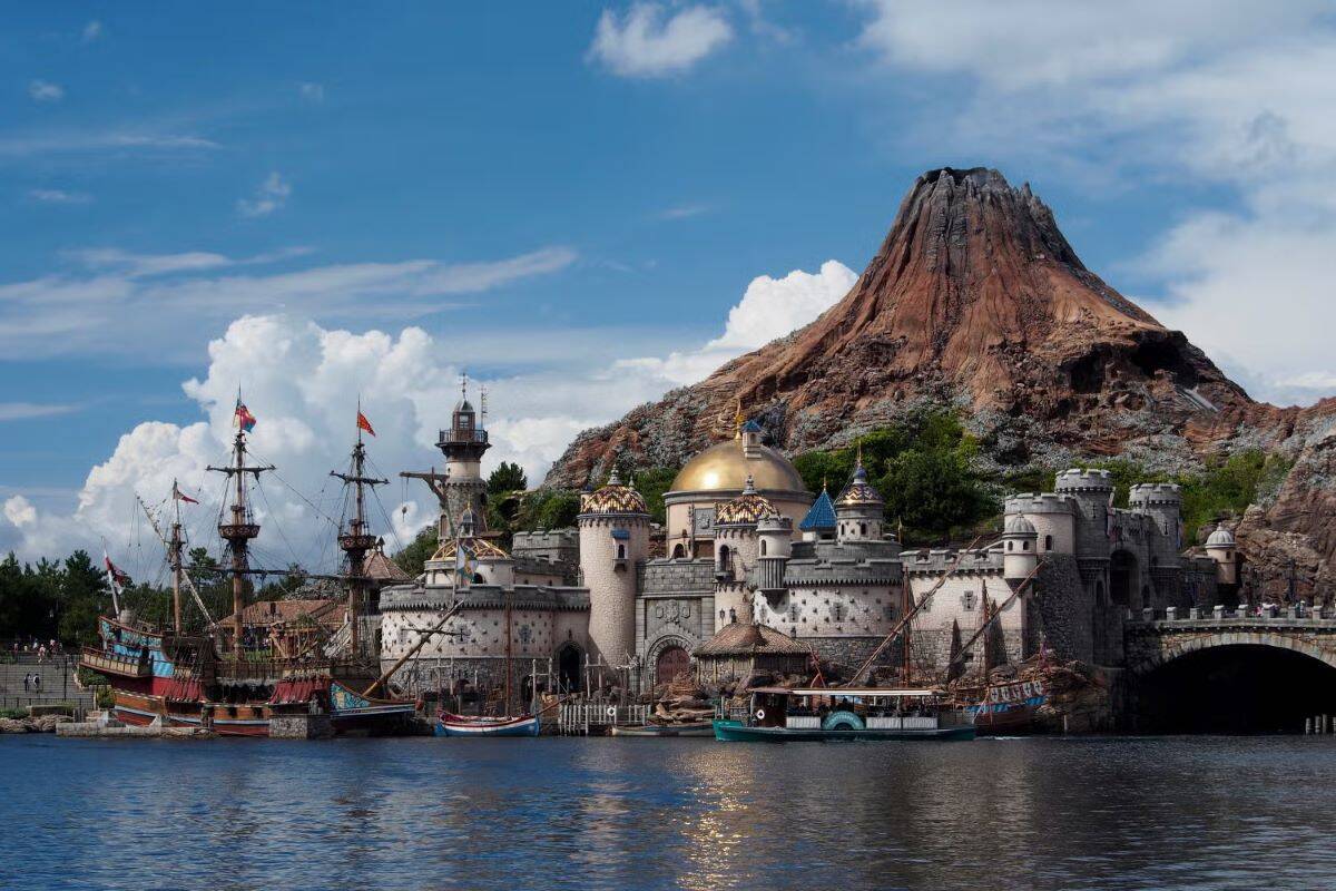 祝25周年！東京ディズニーシーを水路で巡る8つのテーマポートと “ジュビリーブルー” の限定デコレーションを解説