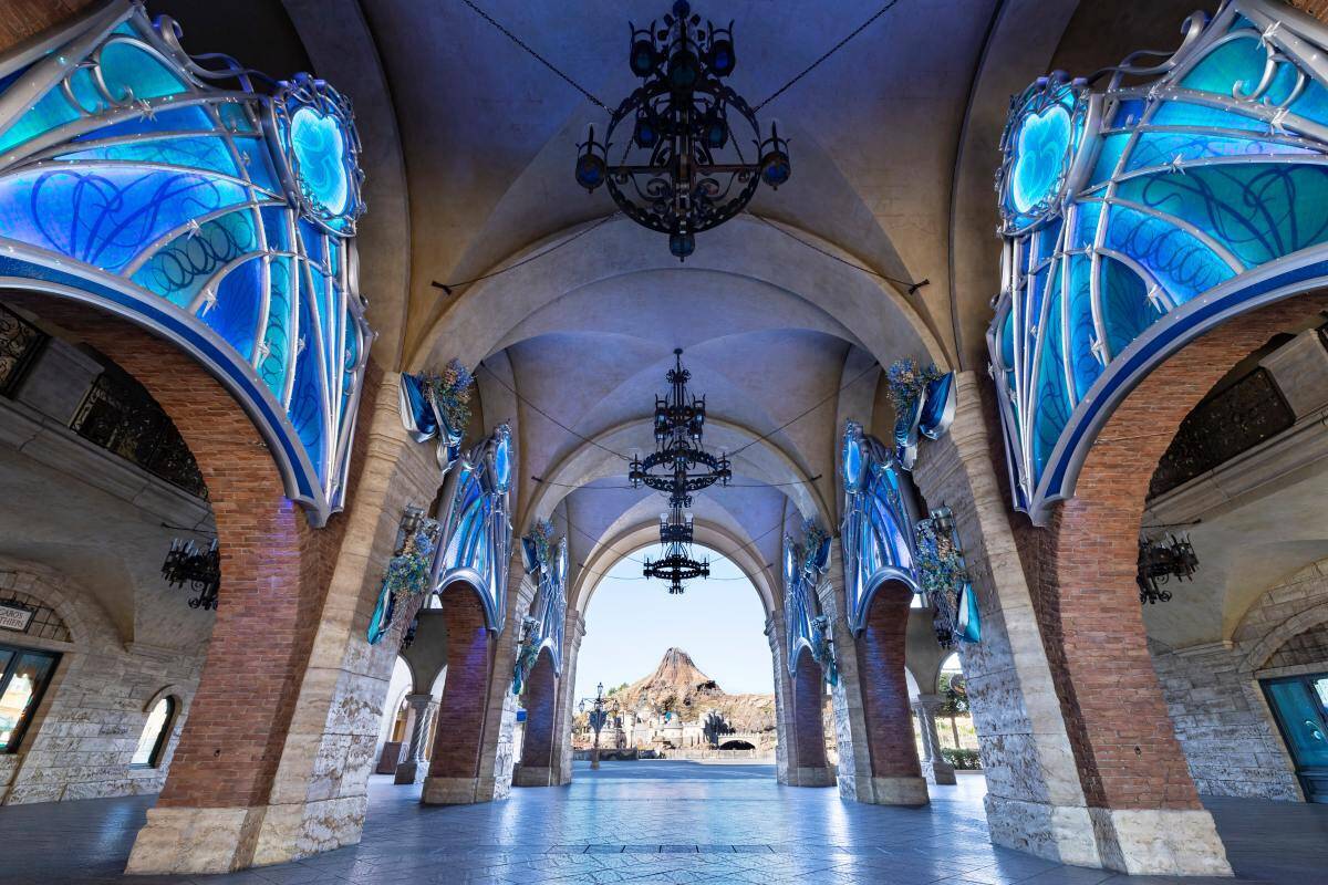 祝25周年！東京ディズニーシーを水路で巡る8つのテーマポートと “ジュビリーブルー” の限定デコレーションを解説