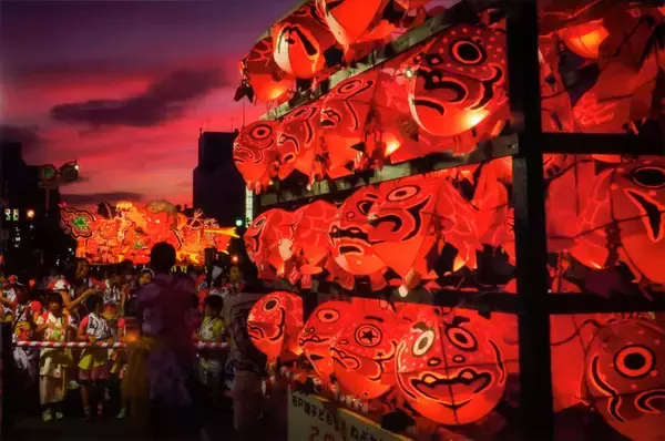 「新幹線はやぶさで「青森ねぶた祭」へ！ 日本屈指の熱気あふれる祭の見どころからアクセス情報や観覧方法、当日参加可能な跳人体験までガイド」の画像