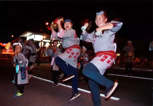 「新幹線はやぶさで「青森ねぶた祭」へ！ 日本屈指の熱気あふれる祭の見どころからアクセス情報や観覧方法、当日参加可能な跳人体験までガイド」の画像