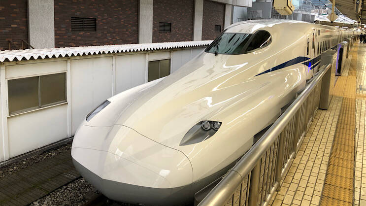 新型特急「HC85系」が次世代バイオディーゼル燃料で動いた　JR東海が実用性検証試験公開　ユーグレナ社の燃料に着目した理由は