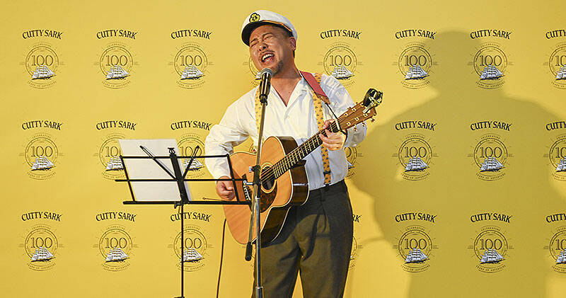 カティサーク CUTTY SARK 誕生100年「ウイスキーは難しいと思ってる人にこそ飲んでほしい」ウイスキー大好き芸人マキタスポーツもオレンジハイボールを絶賛、新作ブルースで応援！ 動画あり