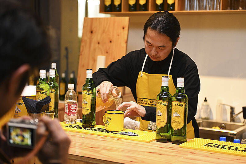 カティサーク CUTTY SARK 誕生100年「ウイスキーは難しいと思ってる人にこそ飲んでほしい」ウイスキー大好き芸人マキタスポーツもオレンジハイボールを絶賛、新作ブルースで応援！ 動画あり